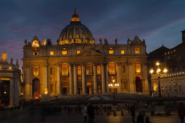 Petersbasilika am Abend von der Via della Conciliazione aus — Stockfoto