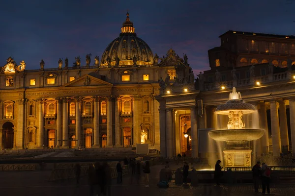Vatican, rom, st. peter 's basilica bei Nacht — Stockfoto