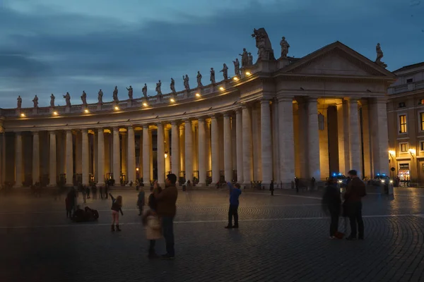 Ταξιδι στην Ιταλια - άνθρωποι στην Piazza San Pietro (πλατεία του Αγίου Πέτρου — Φωτογραφία Αρχείου