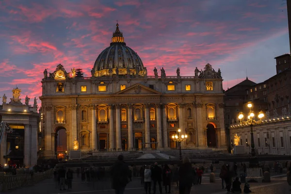 Petersbasilika am Abend von der Via della Conciliazione aus — Stockfoto