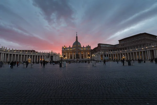 Petersbasilika am Abend von der Via della Conciliazione aus — Stockfoto