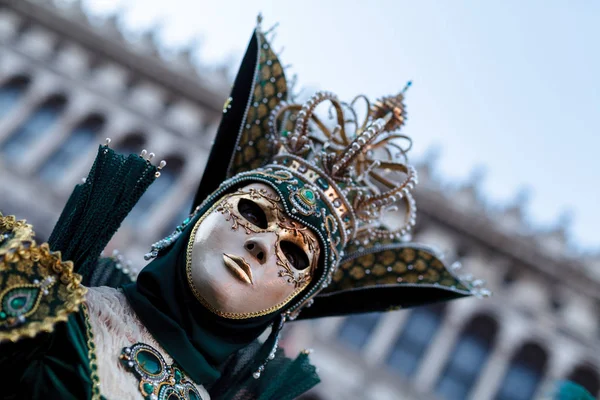 Carnaval in de unieke stad Venetië in Italië. Venetiaanse maskers — Stockfoto