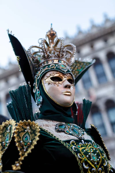 Venecia, Italia, Carnaval de Venecia, hermosa máscara en Piazza San — Foto de Stock
