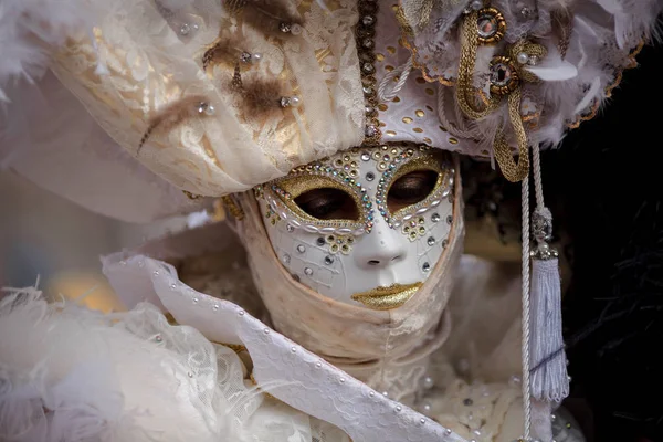 Venetië, Italië. Carnaval van Venetië, prachtige maskers bij San Marcoplein — Stockfoto
