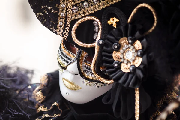 Veneza, Itália, Carnaval de Veneza, bela máscara na Piazza San — Fotografia de Stock