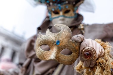 Bir kostüm ayyaş Close-Up Veni Karnaval sırasında poz veriyor