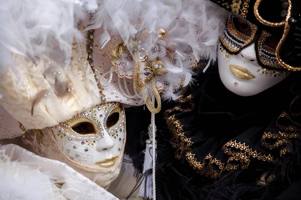 Veneza, Itália, Carnaval de Veneza, bela máscara na Piazza San — Fotografia de Stock