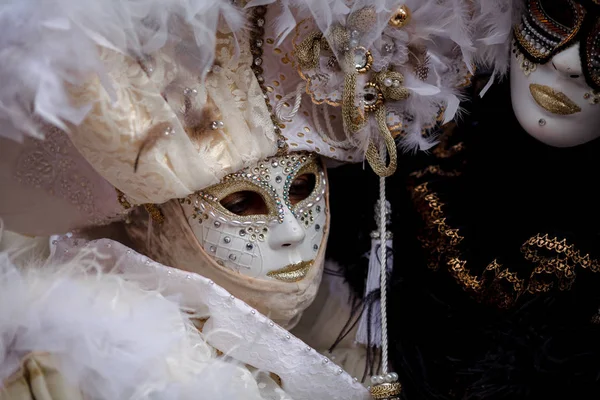 Pessoa não identificada com máscara de carnaval veneziano em Veneza, Itália — Fotografia de Stock
