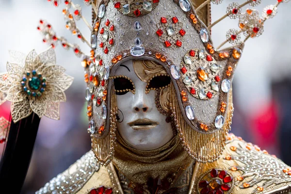 Close-up de um revelador de fantasias posa durante o Carnaval em Veni — Fotografia de Stock