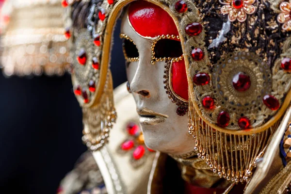 Unidentified person with Venetian Carnival mask in Venice, Italy — Stock Photo, Image