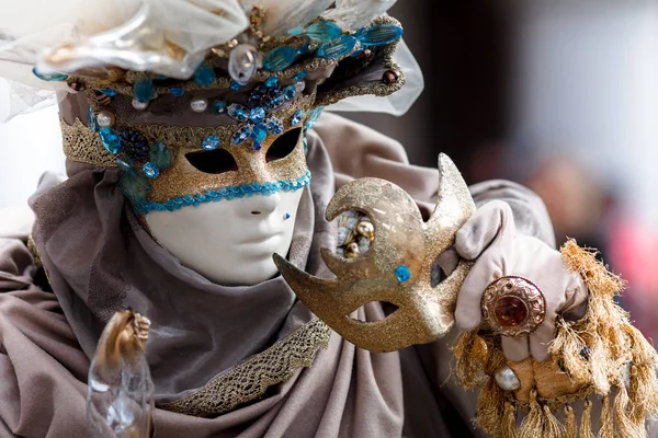 Veneza traje de carnaval e máscara — Fotografia de Stock