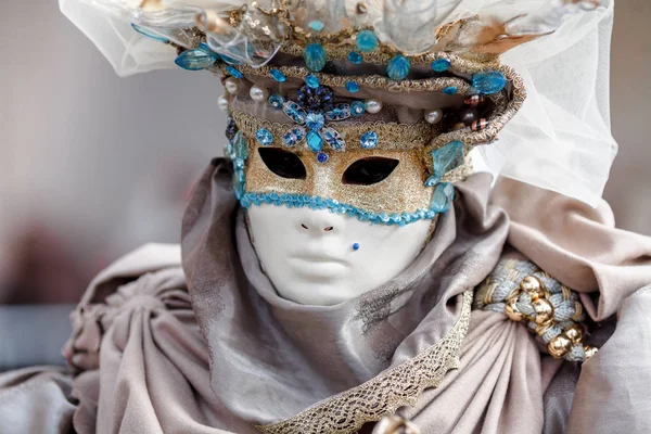 Venetië carnaval kostuum en masker — Stockfoto