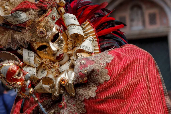 Carnaval en la ciudad única de Venecia en Italia. Máscaras venecianas — Foto de Stock