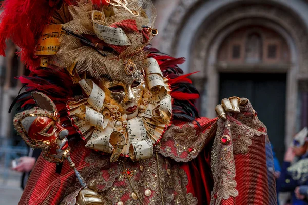 Venecia, Italia, Carnaval de Venecia, hermosa máscara en Piazza San — Foto de Stock