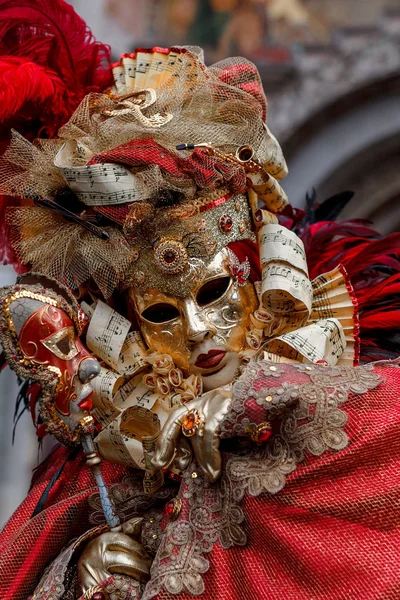 Unbekannter mit venezianischer Karnevalsmaske in Venedig, Italien — Stockfoto