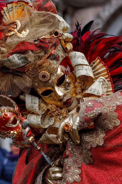 Veneza traje de carnaval e máscara — Fotografia de Stock