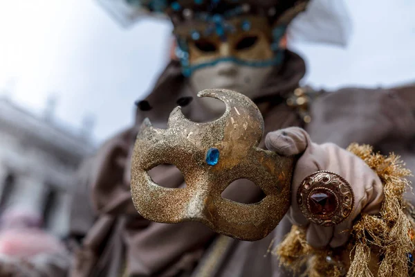 Venezia carnevale arte artista abito abito bellezza maschera viso misterioso — Foto Stock