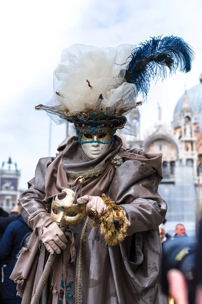 Unbekannter mit venezianischer Karnevalsmaske in Venedig, Italien — Stockfoto