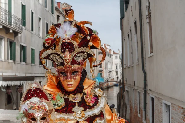 Persona non identificata con maschera di Carnevale veneziano a Venezia — Foto Stock