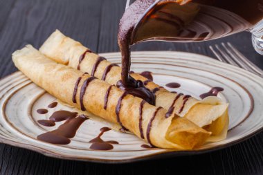 Rus geleneksel yemekleri. İştah açıcı kızarmış krep yerken üzerine Panca