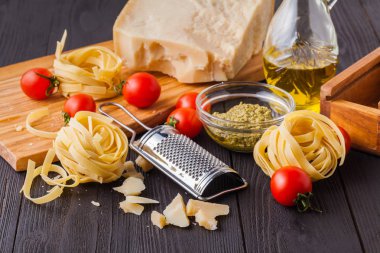 İki lezzetli İtalyan yemek yemek için malzemeler hazır: 