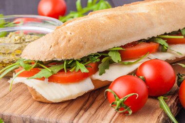 Kesim üzerinde jambon, peynir ve roka sandviç ile tost panini 