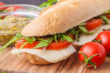 bir ahşap kesme tahtası üzerinde sandviç