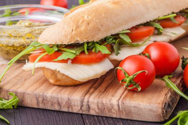 Sağlıklı ızgara fesleğen Mozzarella Caprese Panini sandviç