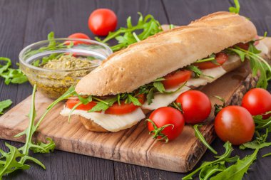 Kesim üzerinde jambon, peynir ve roka sandviç ile tost panini 