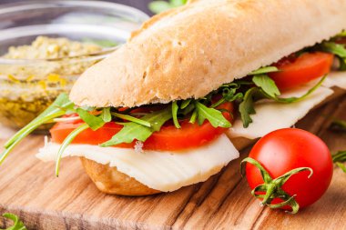 Kesim üzerinde jambon, peynir ve roka sandviç ile tost panini 