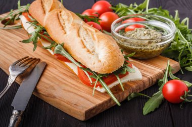 Kesim üzerinde jambon, peynir ve roka sandviç ile tost panini 