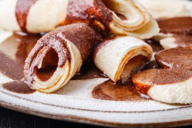 çikolatalı krep meyve ve plaka yakın çekim sosu ile