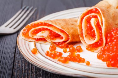 Rus blini - karnaval kırmızı havyar ile krep.