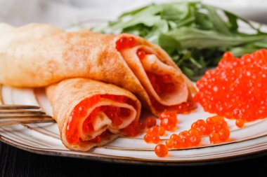 Rus blini - karnaval kırmızı havyar ile krep.