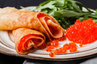 Maslenitsa festival karnaval yemek - gözleme havyar ile