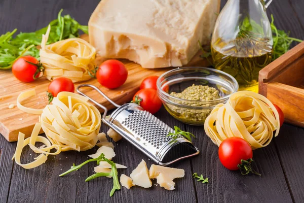 Pasta op snijplank — Stockfoto