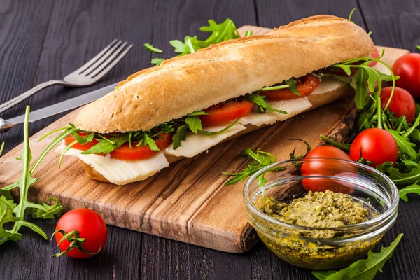 Sağlıklı ızgara fesleğen Mozzarella Caprese Panini sandviç