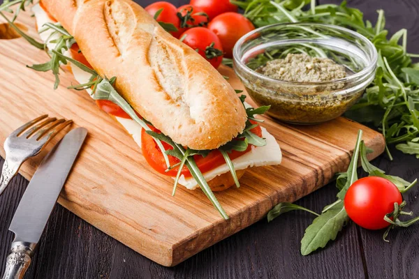 Kesim üzerinde jambon, peynir ve roka sandviç ile tost panini — Stok fotoğraf