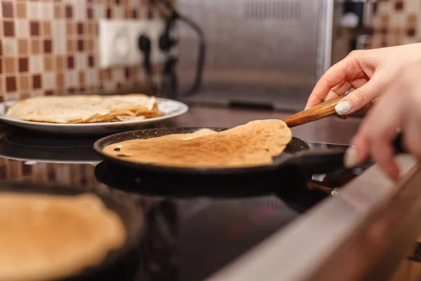 Traditional russian blin (pancake) on a cast-iron frying pan. Do — Stock Photo, Image