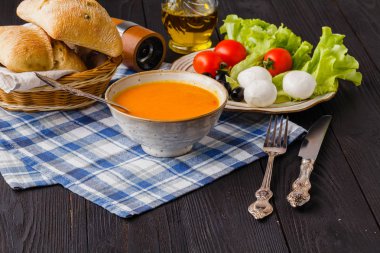 geleneksel balkabağı çorbası, ev yapımı ekmek ve antipa ile Isınma