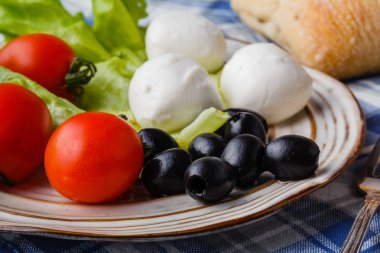 taze domates ve mozzarella ve ekmek ve parme meze