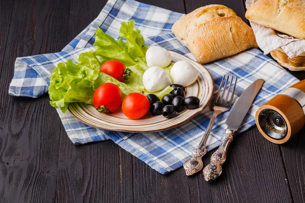 Aperitivo com tomates e mussarela — Fotografia de Stock