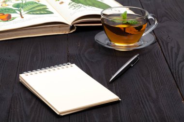 Sabah, ahşap masa üzerinde sıcak çay