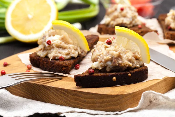 Forshmak with rye bread on cutting board, ready to eat — Stock Photo, Image