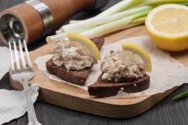 apple ve yumurta kızarmış çavdar ekmeği, ev yapımı geleneksel Yahudi mutfağı yemek forshmak, aperatif veya meze ile kıyılmış ringa balığı filetosu