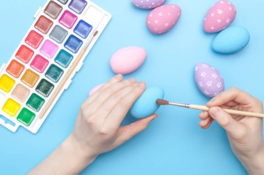Boyalı yumurta holding eller