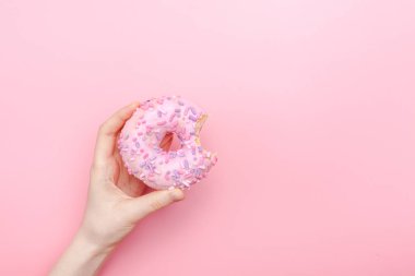 donut çörekler Sprinkles çörek üzerinde buzlanma parlak şeker stra pembe
