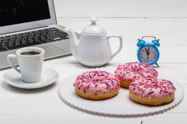 donut çörekler Sprinkles çörek üzerinde buzlanma parlak şeker stra pembe