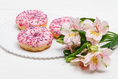 Beyaz ahşap zemin üzerinde çilek ile lezzetli çörekler. Tatlı yiyecek. Yakın çekim