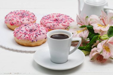 donut çörekler Sprinkles çörek üzerinde buzlanma parlak şeker stra pembe